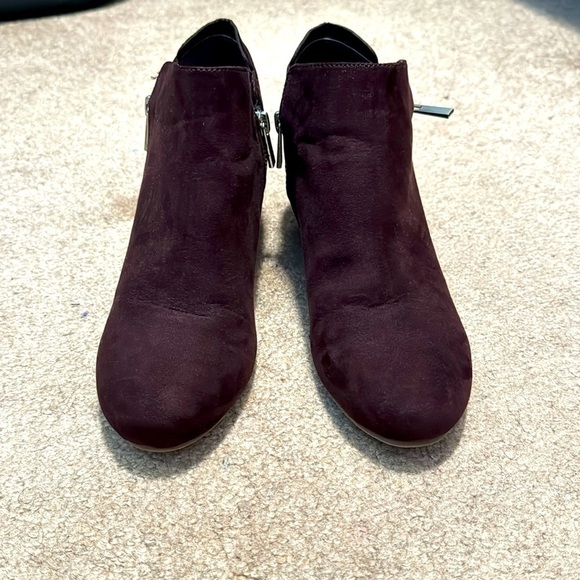 DV8 dolce vita breezy wedge bootie in burgundy size 7.5 - Picture 2 of 7